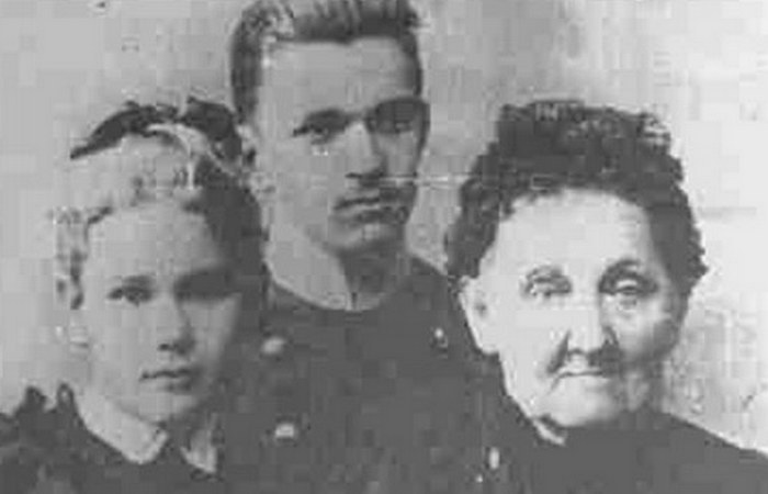 Лиля Дмитриева с матерью и братом