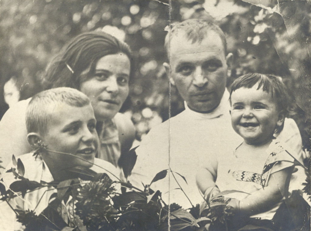 Андрей Александрович с женой и детьми.