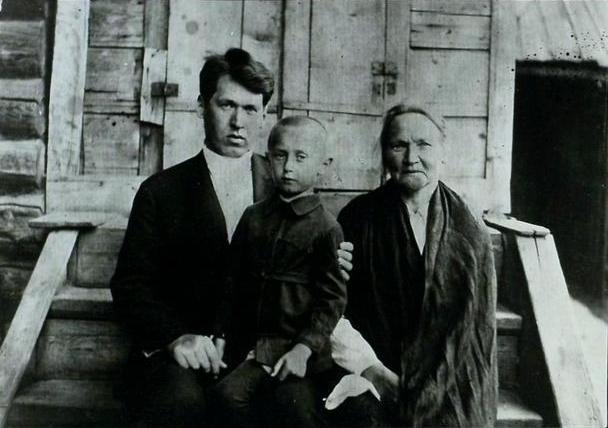 Уладзімір Дубоўка з сынам Альгердам і маці