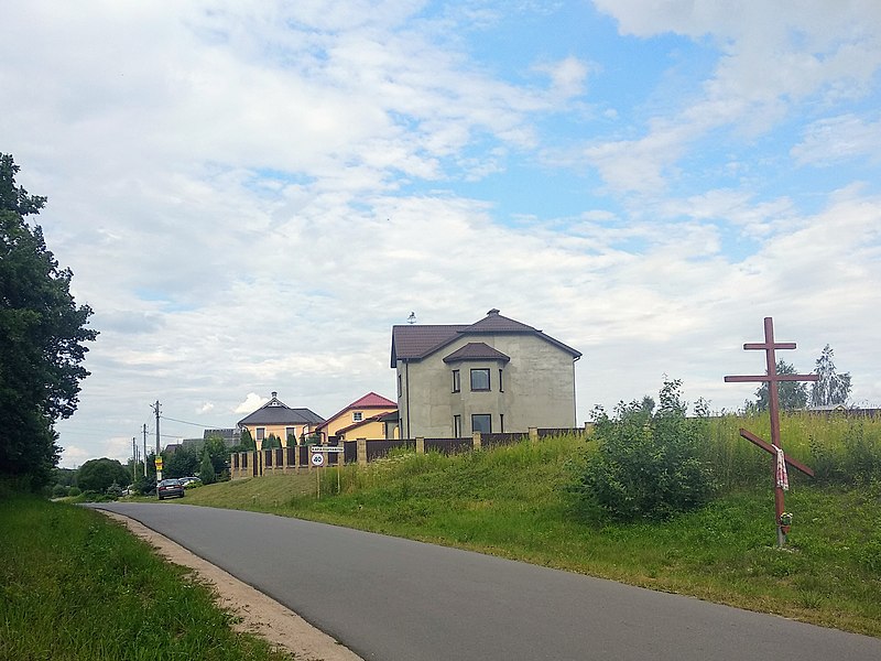 На вуліцы вёскі Каралішчавічы.