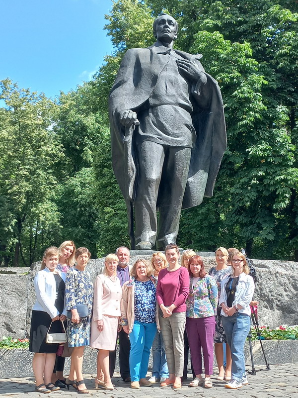 Торжественная церемония возложения цветов Янке Купале по случаю 140-летия со дня его рождения
