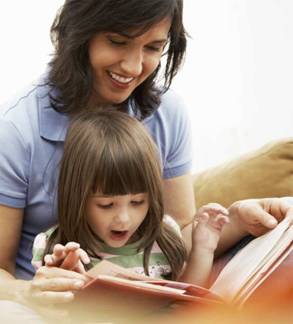 Сказочная страхотерапия: как правильно читать сказки детям