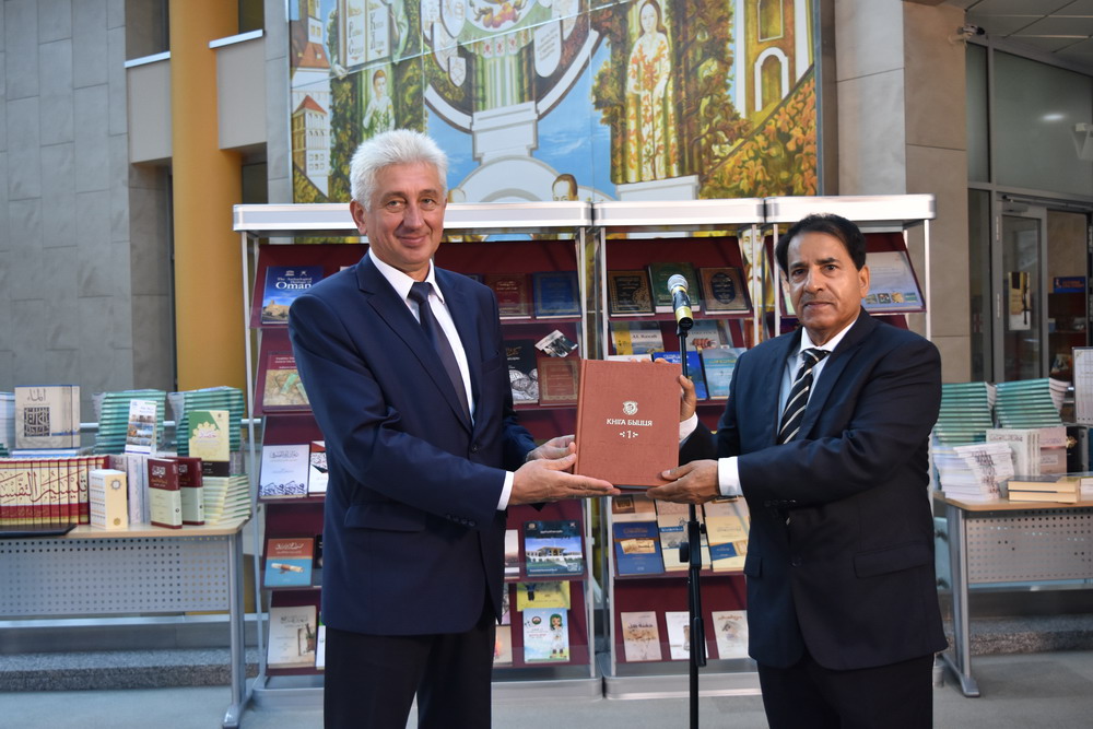 Все об Омане – библиотеке передали около 500 новых изданий