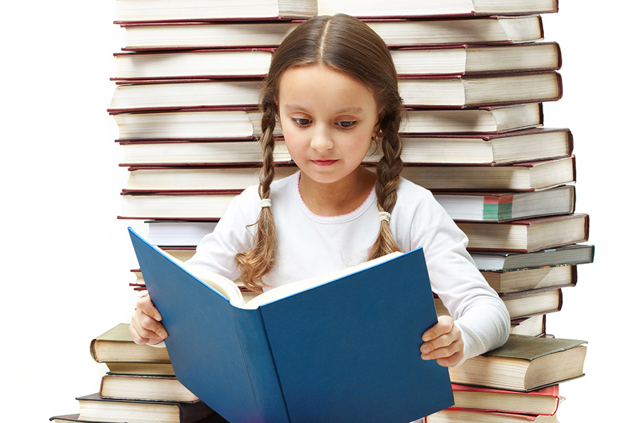 Чтение на начальном этапе. Девочка читает. Девочка читает книгу. Чтение Читайка. Занятия для детей Читайка.