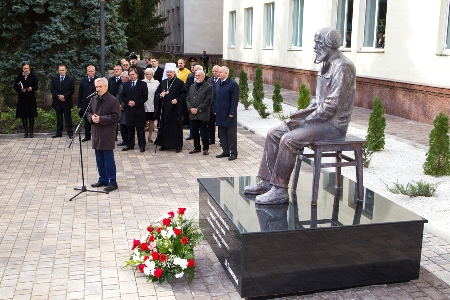 Открыт первый в России памятник Солженицыну