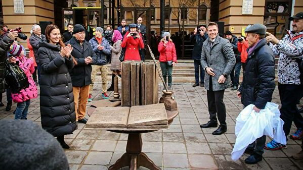 В Оренбурге открыли памятник «Словарю живого великорусского языка» Владимира Даля 