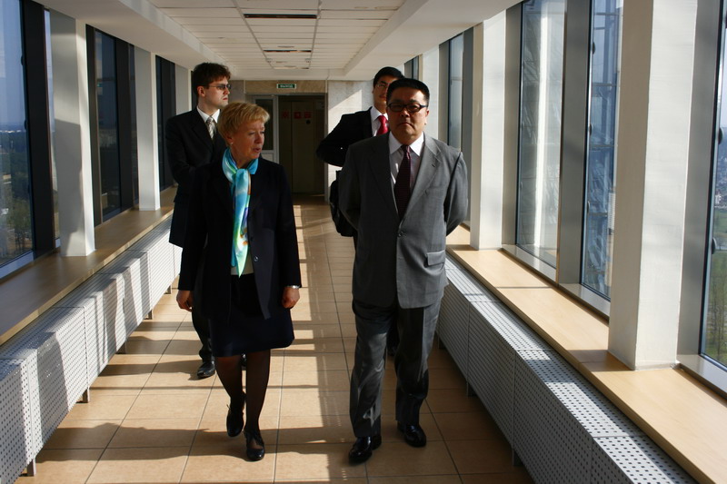 General Secretary of the Shanghai Cooperation Organization visits the Library