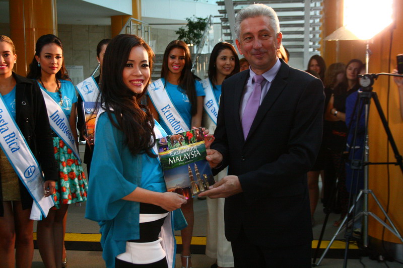 Дар участниц «Miss Supranational–2013» Национальной библиотеке