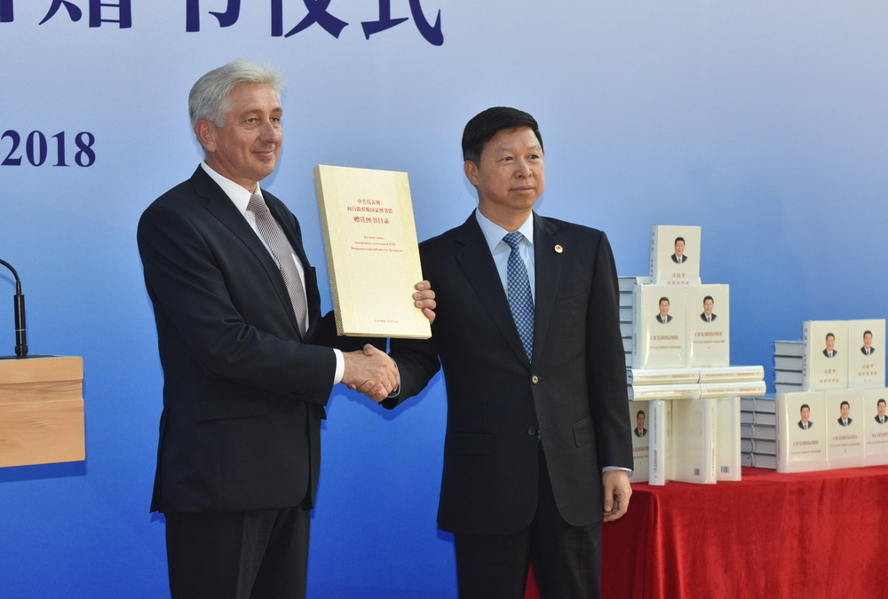 Подарок из Поднебесной: китайская делегация передала книги в фонд Национальной библиотеки Беларуси