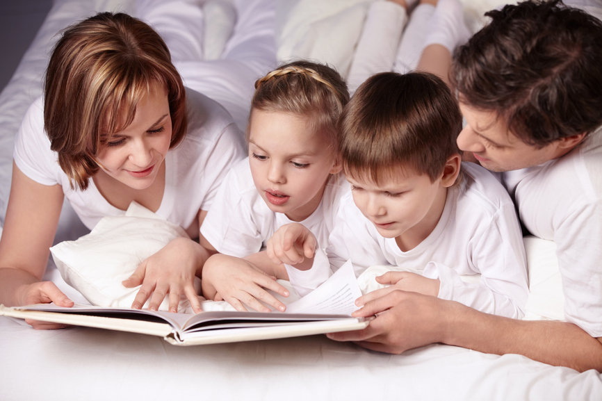 Польза чтения: зачем читать детям книги на ночь