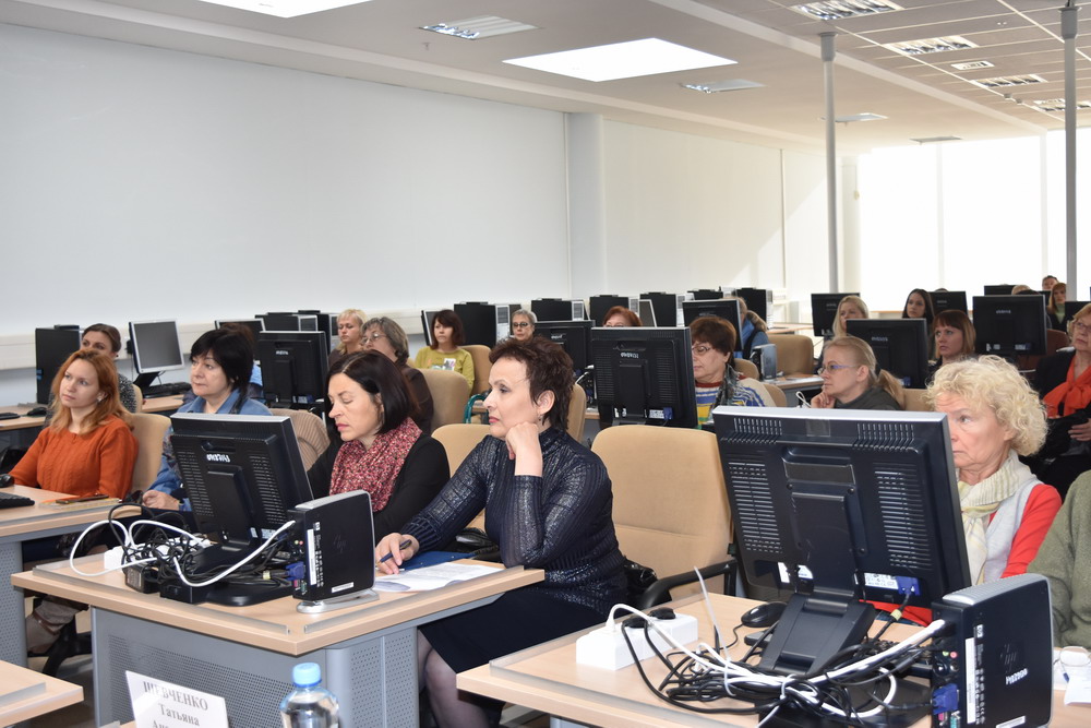 Workshop on Paperwork Management Is Held in the Library