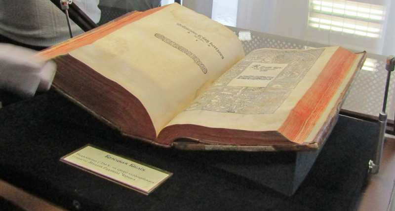 Брестчане наконец могут увидеть оригинал Брестской Библии, подаренной Александром Лукашенко на 1000-летие города
