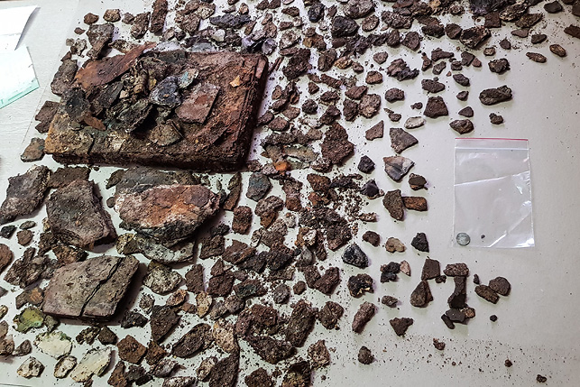 Сундук с книгой и монетами найден при реконструкции Коссовского дворца