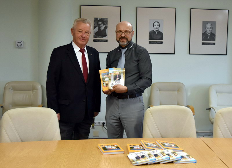 Книги о Беларуси подарены Национальной библиотеке