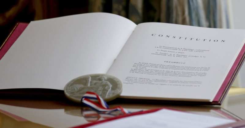 Книжная выставка «Конституция Франции – истоки становления и современность»