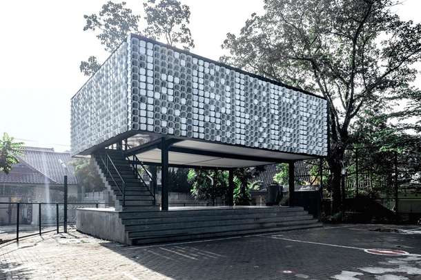 Микробиблиотека с фасадом из коробок в Индонезии