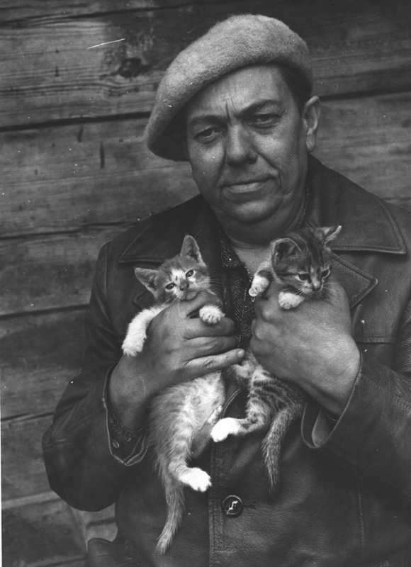 Узнаете это знаменитое фото Владимира Короткевича с котятами? CityDog.by нашел его автора – и это человек с уникальной историей