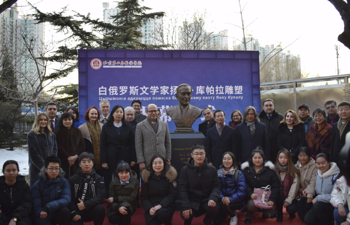 Памятник Янке Купале установили в Пекине
