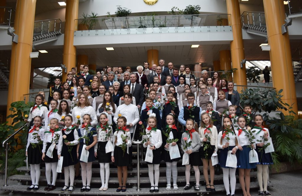 Билет во взрослую жизнь: учащимся Первомайского района вручили паспорта