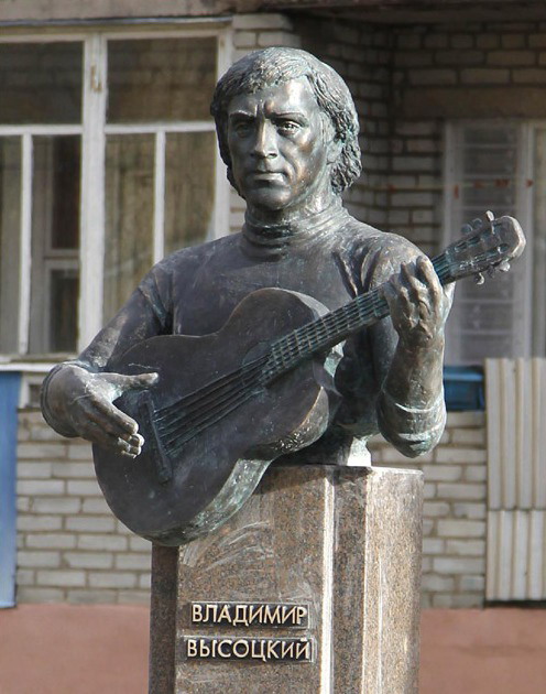 Памятник Высоцкому установили в Новогрудке