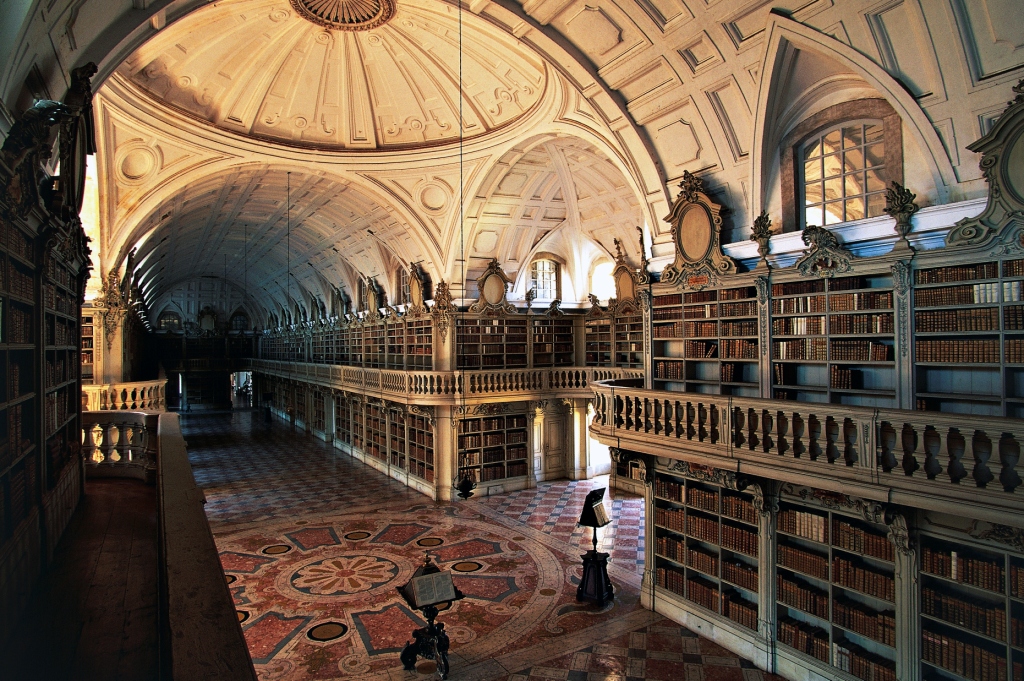 Роскошный дворец в пригороде Лиссабона - Королевская библиотека во дворце Марфа