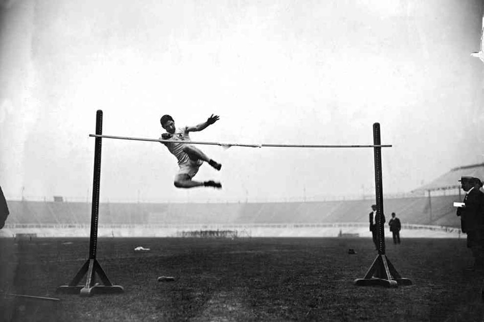 Alma Richards competes in the high jump competition in 1911.  Source: http://loveopium.ru