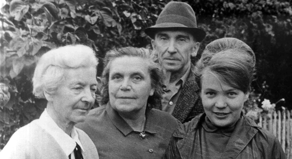 Паўліна Мядзёлка, Ларыса і Янка Геніюшы, Ніна Лойка. Зэльва, 1968.jpg
