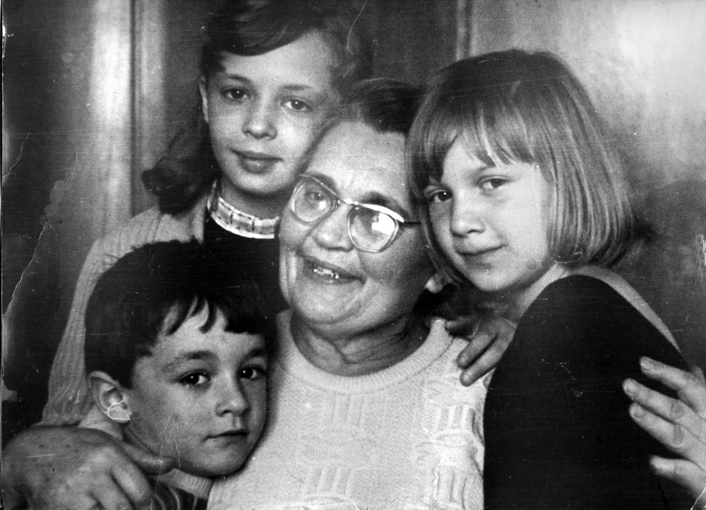 Корзенко Ираида Александровна с внуками Юлей, Татьяной, Олегом.jpg
