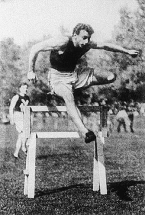 Alvin Kraenzlein at the 1900 Olympics in Paris. Source:  http://athletics-sport.info/