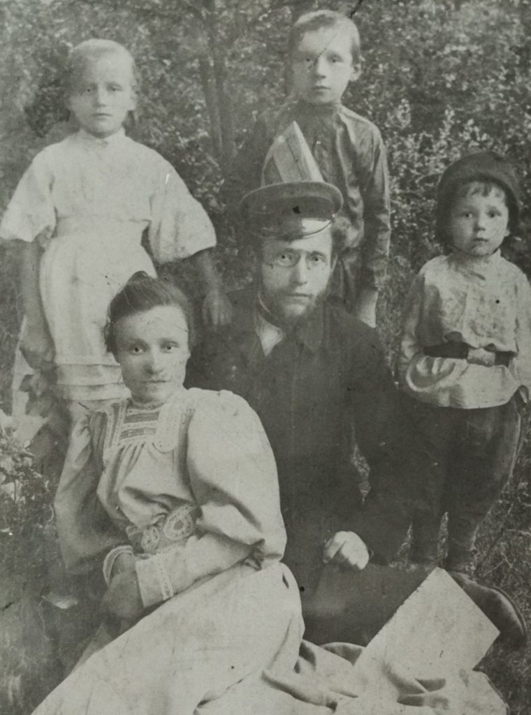 Учитель минской частной торговой школы Янка Мавр с первой женой Варварой Федоровной и детьми.jpg