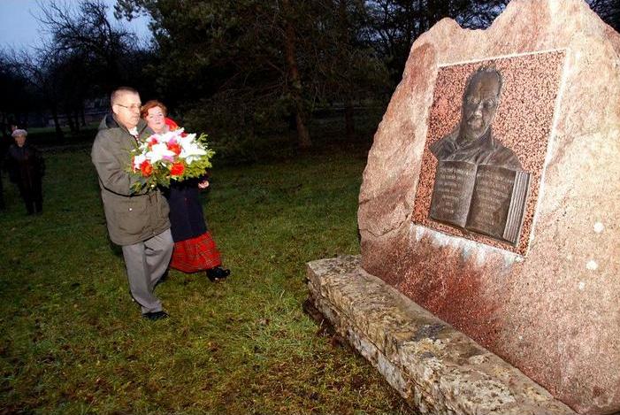 Возложение цветов к памятному камню белорусскому писателю Яну Скрыгану